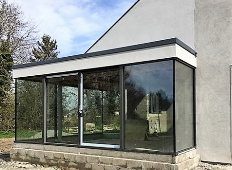 VisoGlide Monorail System with glass to glass joints